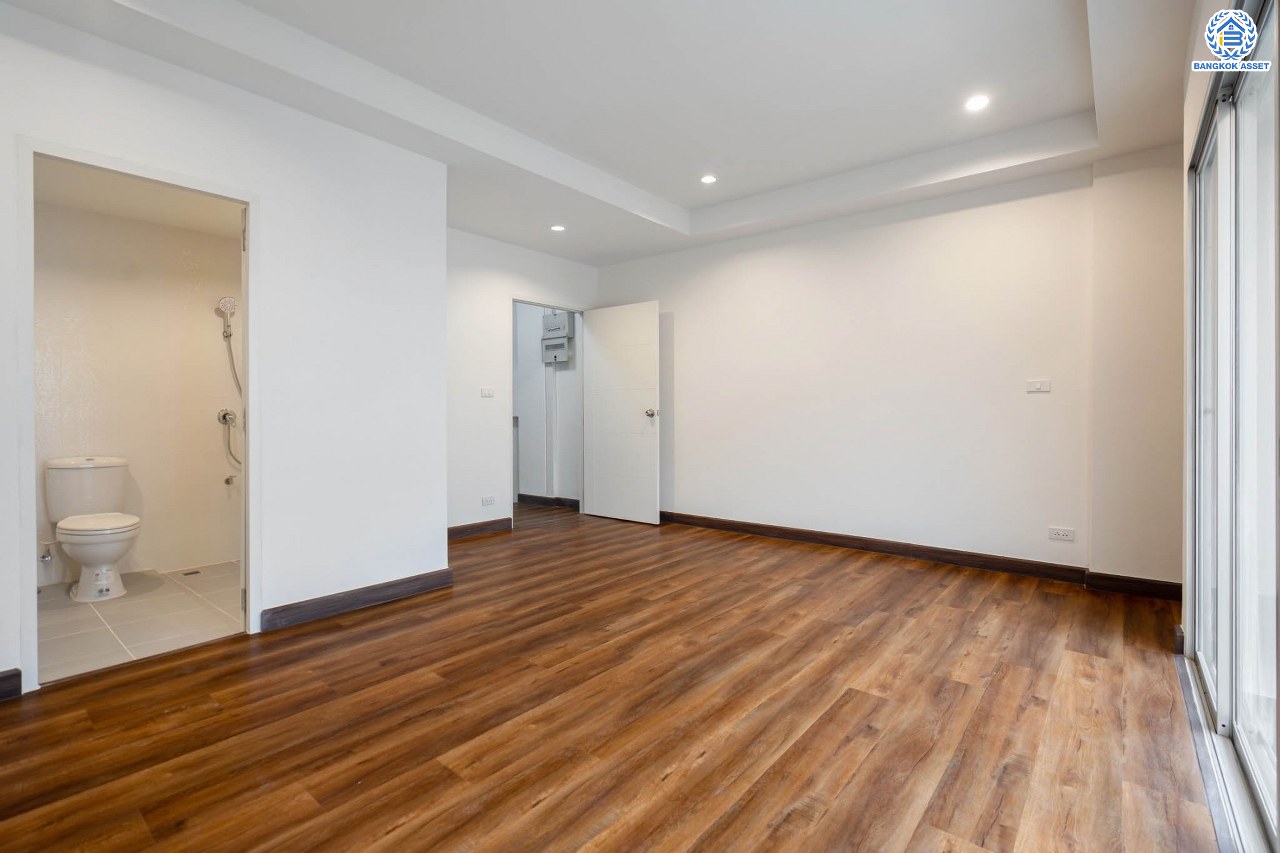 บ้านมือสองตกแต่งใหม่ ม.ไชน่าทาวน์ รามอินทรา เนื้อที่ 21 ตร.ว. ฟังก์ชัน 3 ห้องนอน 3 ห้องน้ำ จอดรถได้ 1 คัน สภาพแวดล้อมเยี่ยม เชื่อมต่อ ถ.ลาดปลาเค้า, ถ.เกษตร-นวมินทร์, ถ.รามอินทรา รถไฟฟ้าสายสีเขียว "สถานีเสนานิคม" และทางด่วน "ฉลองรัช"